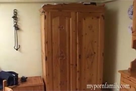 Video mulher colocando camisinha no penis com a boca
