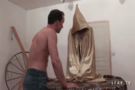 Video de mulher colocando camisinha no homen