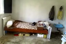 Mulher abusando do rapaz durmindo