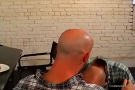 Video de homem trasando boneca de borracha