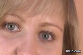Vídeo de novinha mostrando a b nascendo pelinho