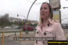 Mulheres grudadas com cachorros gratis